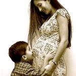 pregnant_mum_with_kid_kissing_tummy